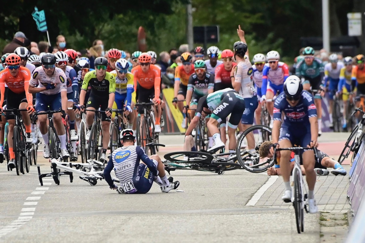 落車に巻き込まれたピエール・バルビエ（フランス、NIPPO・デルコ・ワンプロヴァンス）たち