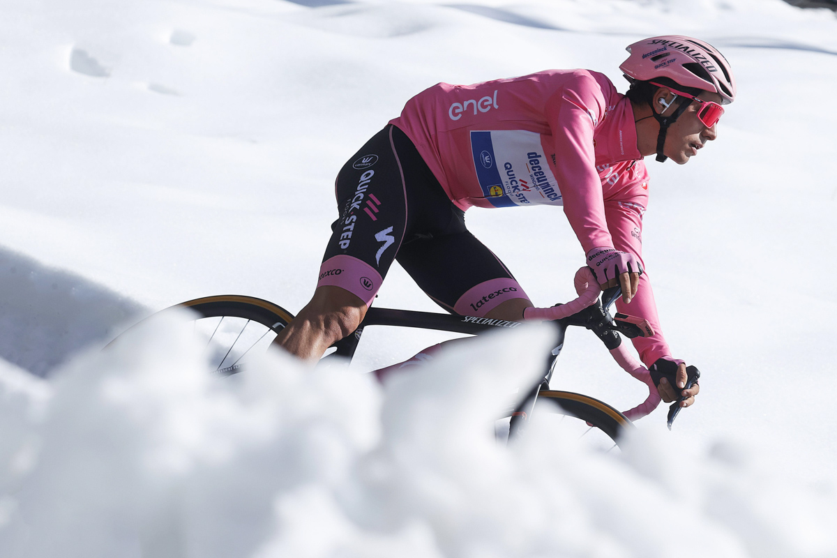 雪の積もった峠道を走るホアン・アルメイダ（ポルトガル、ドゥクーニンク・クイックステップ）