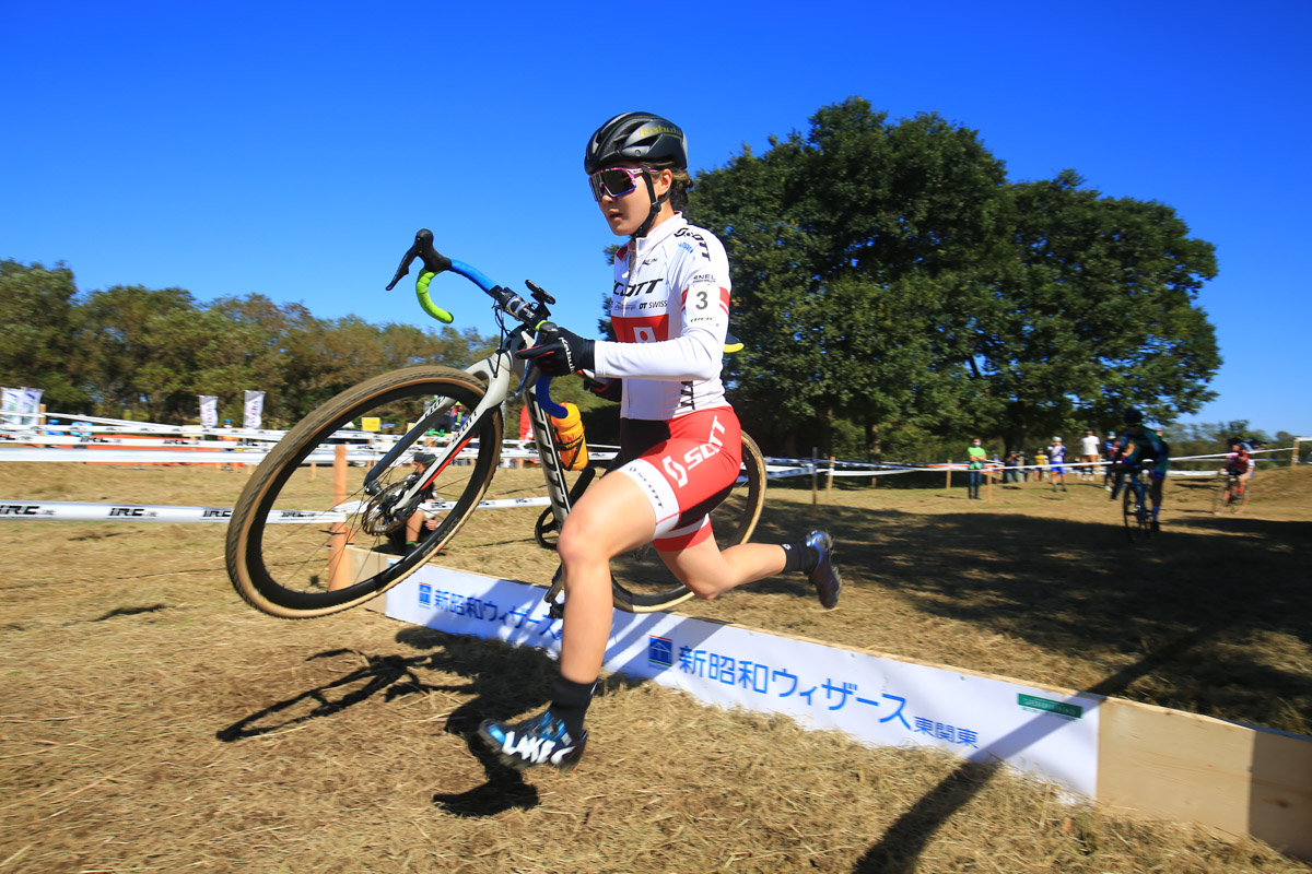 序盤から飛ばしたナショナルチャンピオンジャージを着る松本璃奈（TEAM SCOTT JAPAN）だったが途中リタイアに