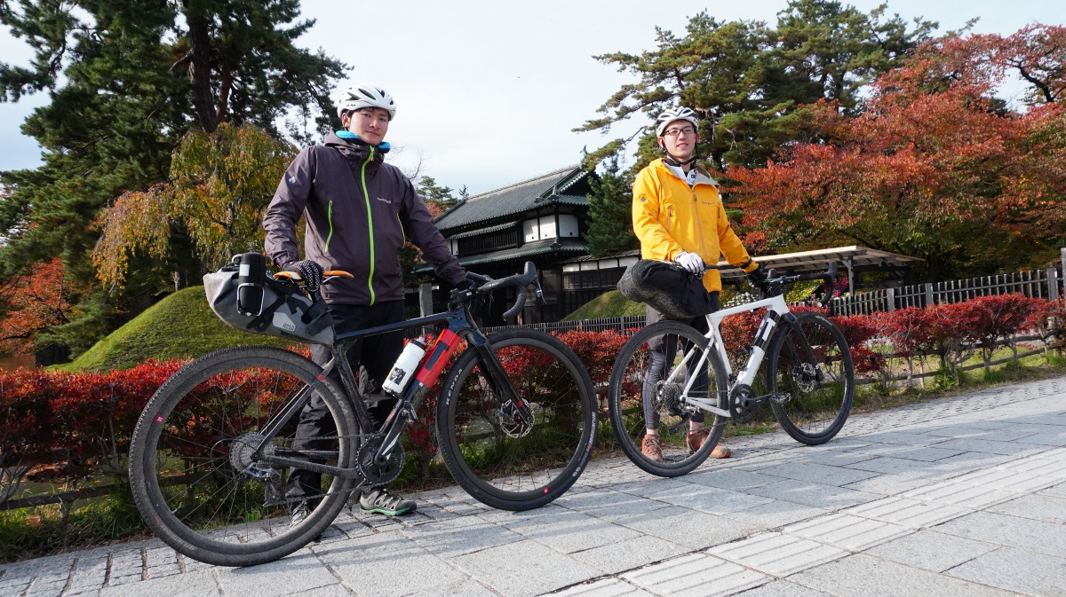 紅葉で賑わう弘前城の前で。弘前市は白神ラインへの拠点だ