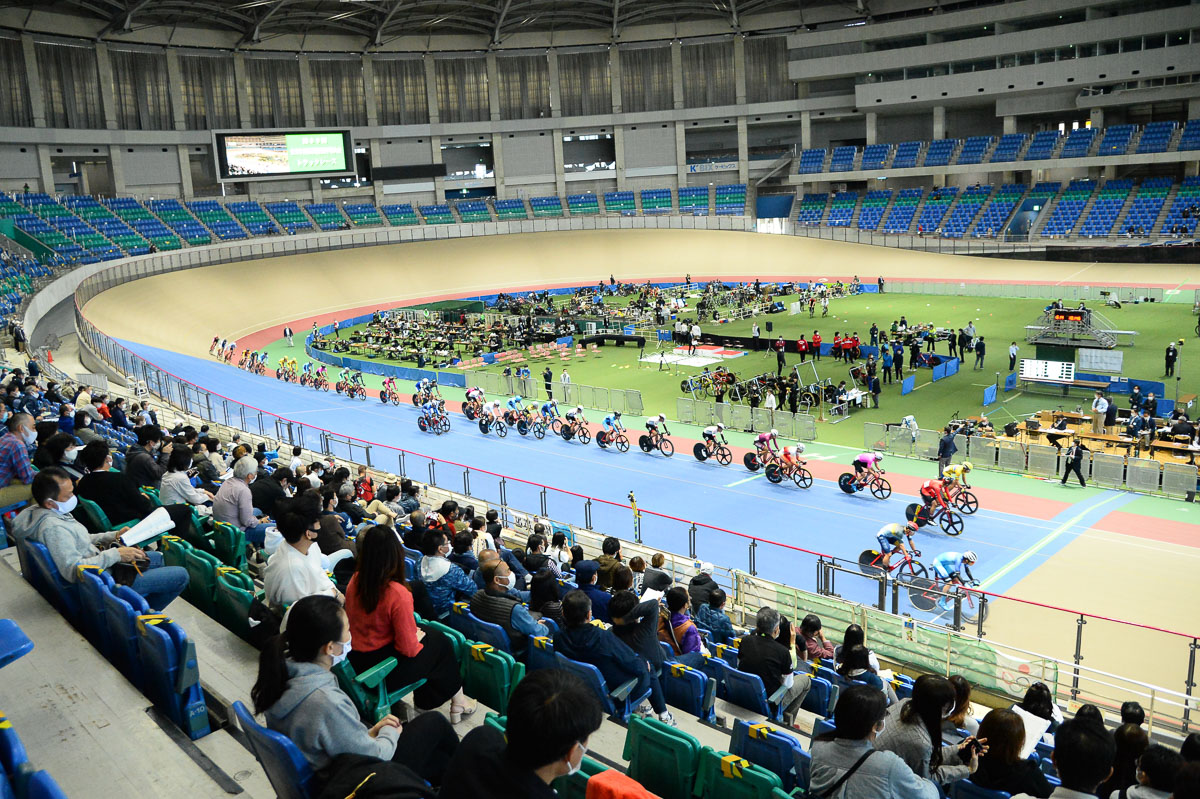 全日本選手権トラック3日目　土曜日となり観客が増えたメインスタンド