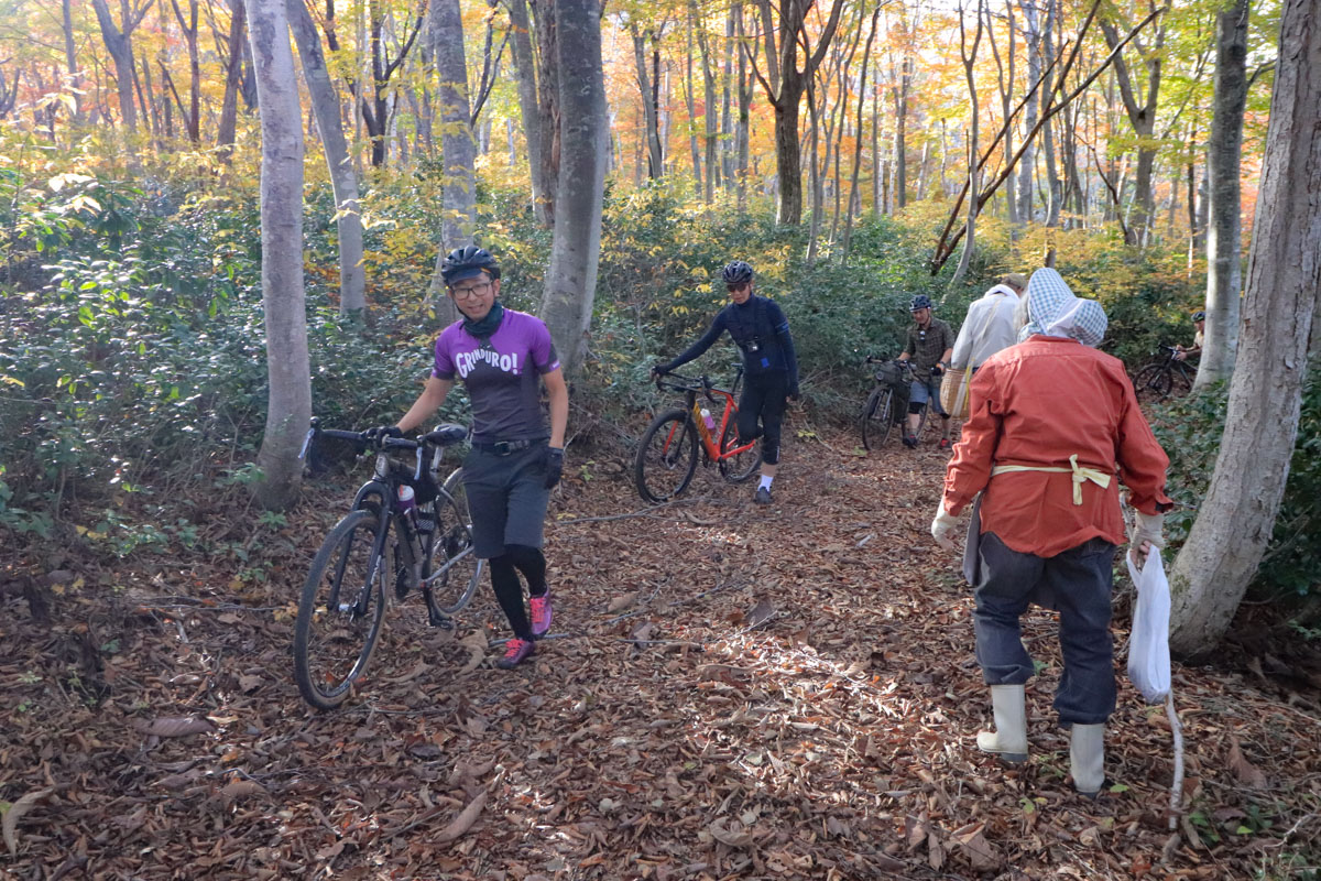 ハイカーや山菜採りの人と出会ったら自転車を降りて挨拶するのがマナー