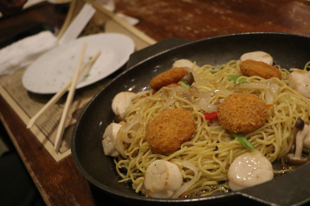 オホーツク名物の塩焼きそば。ホタテの出汁をかけていただきます