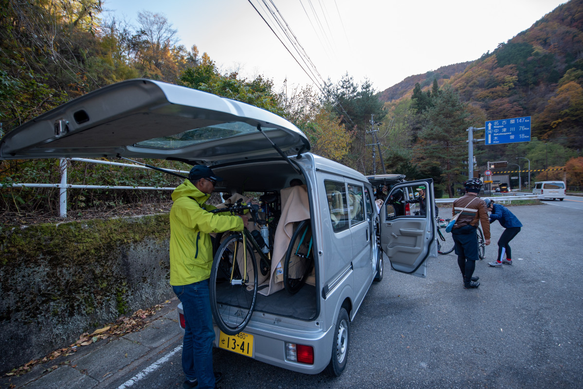 「鳥居トンネル」は難所。歩道を歩くほかないので、ここはサポートカーで移動することに