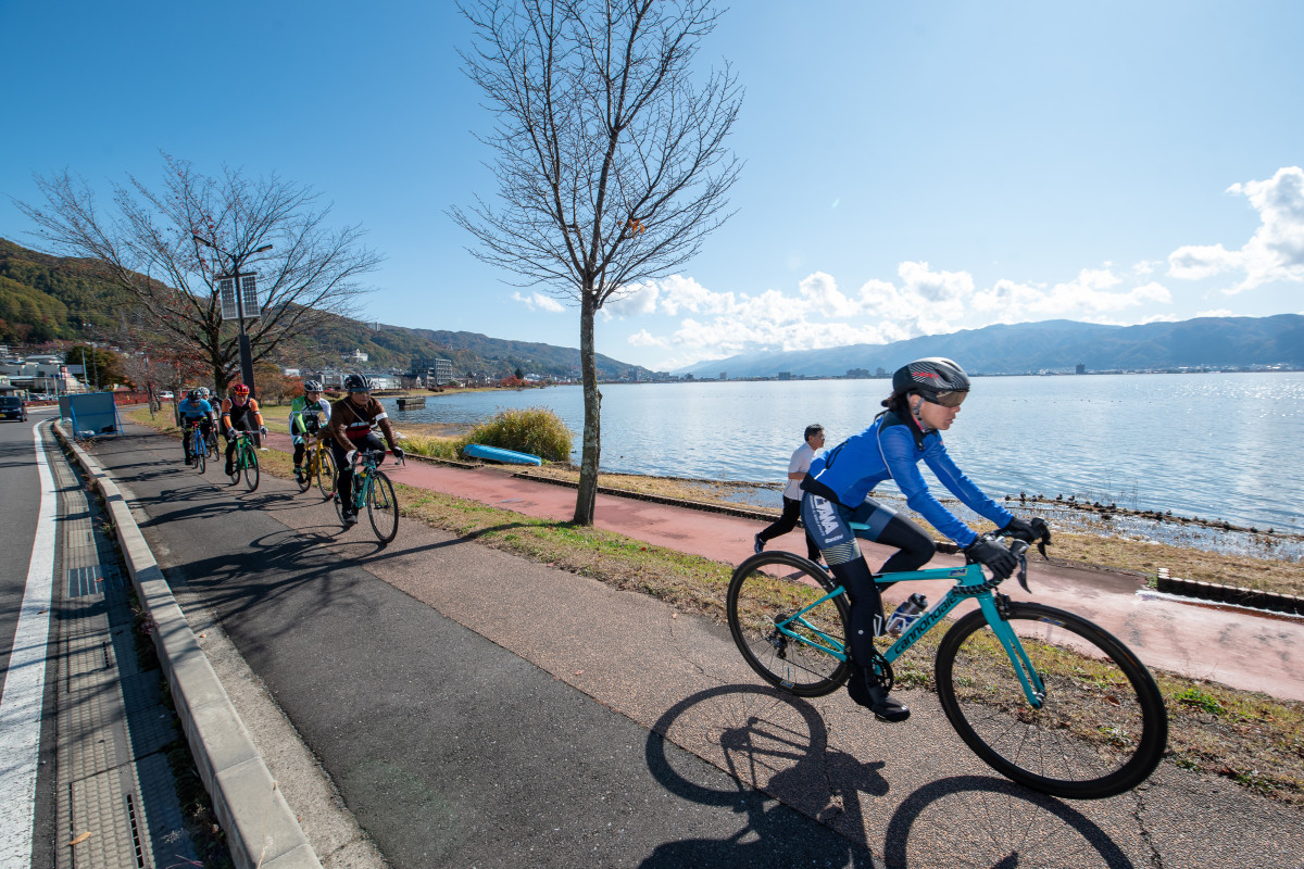 車道と分離された自転車道が多くの部分で整備されているので非常に走りやすい諏訪湖