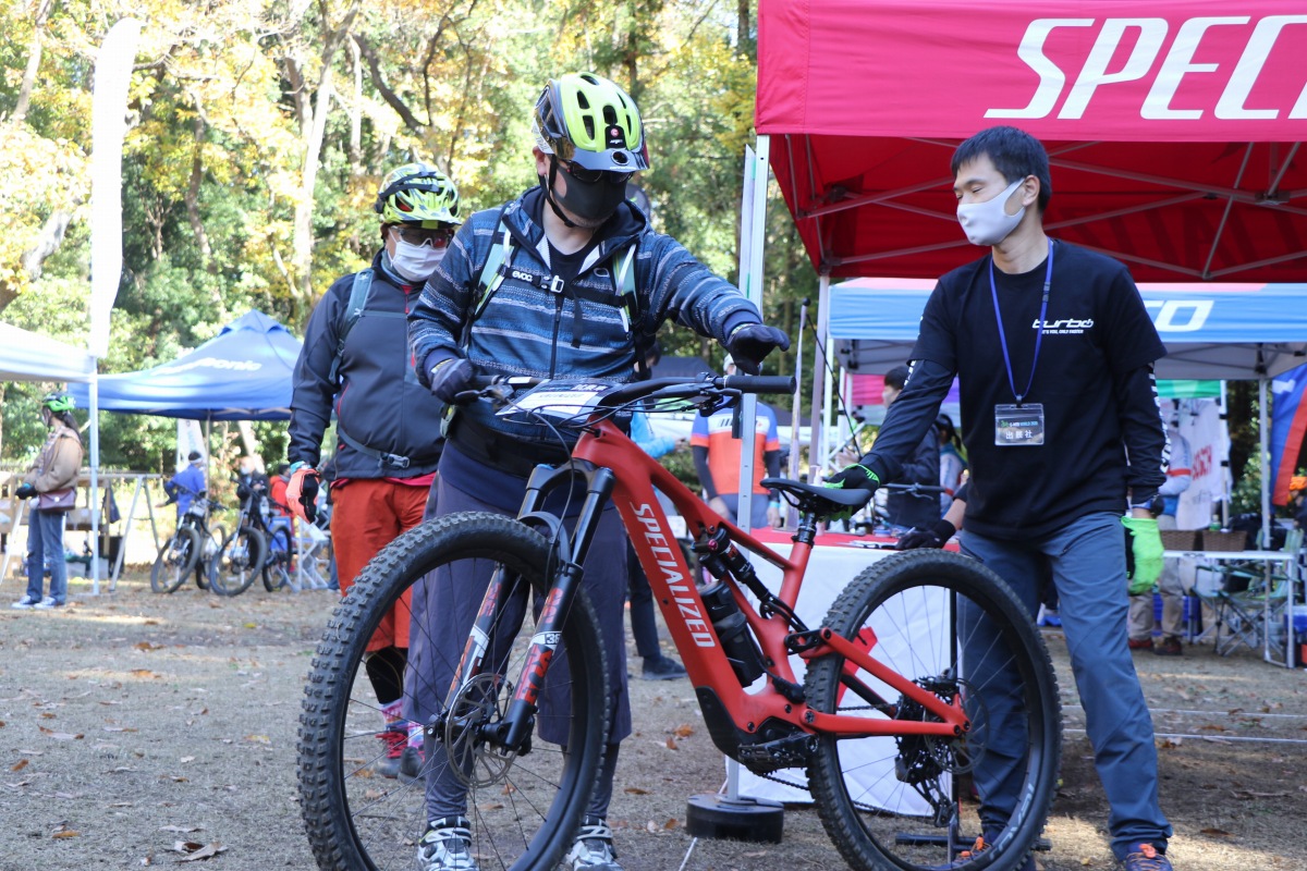 軽量性で一歩リードするスペシャライズドはスポーツバイクユーザーからの支持が厚い