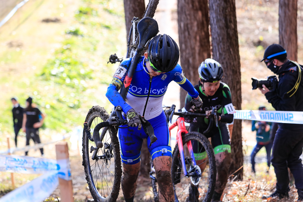 先行した與那嶺恵理（OANDA JAPAN）を階段セクションで交わす今井美穂（CO2bicycle）