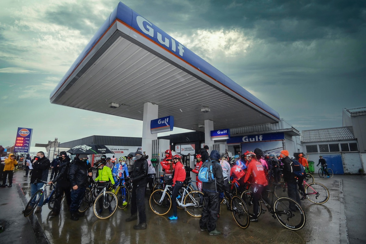 大雨の中、ガソリンスタンドの屋根下でスタートを待つ