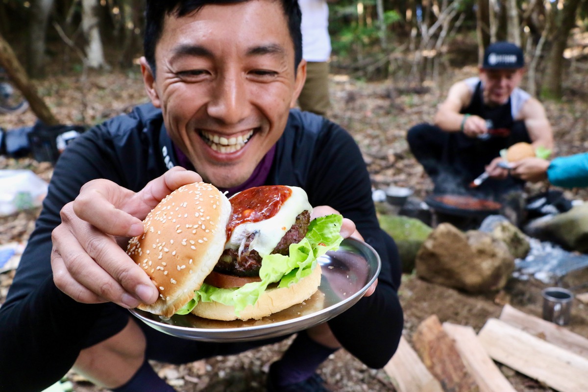 嬉しそうなカズさん。この10秒後、あまりの美味さで無表情に