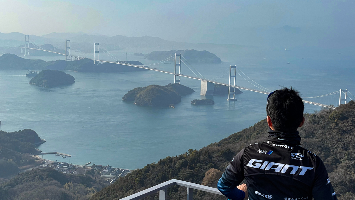 亀老山展望台から眺める来島海峡大橋。この日は黄砂で少し霞んでいた