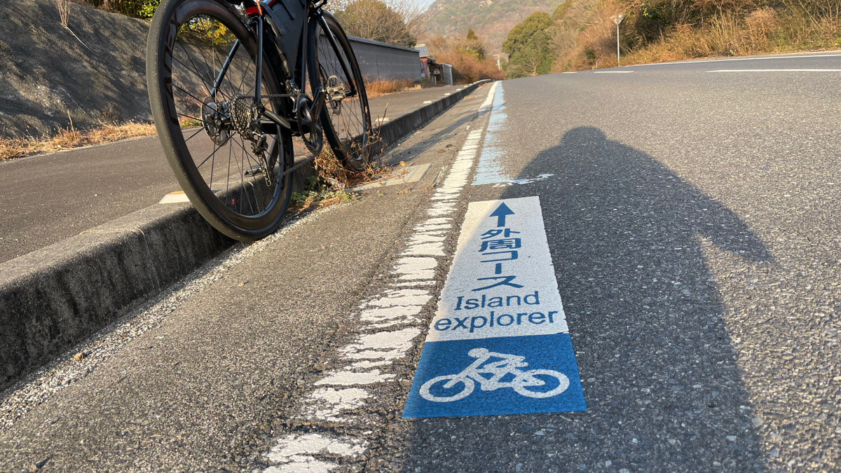 島の外周道路を示すラインも引かれている