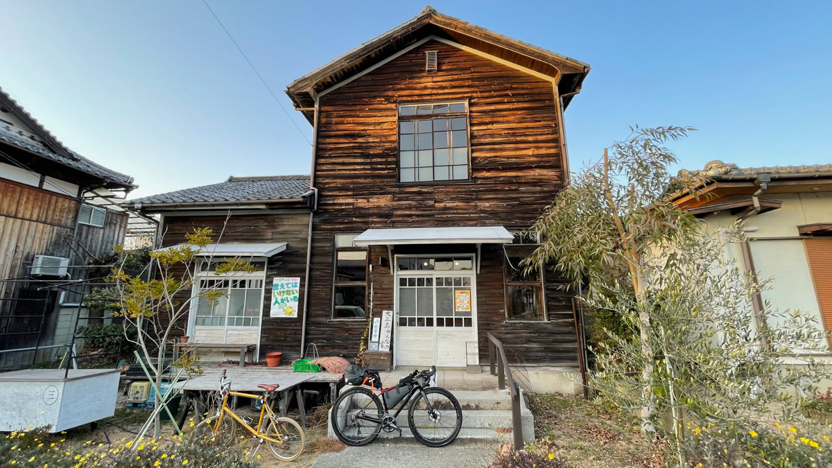 元法務局を改修したカフェ「大三島みんなの家」