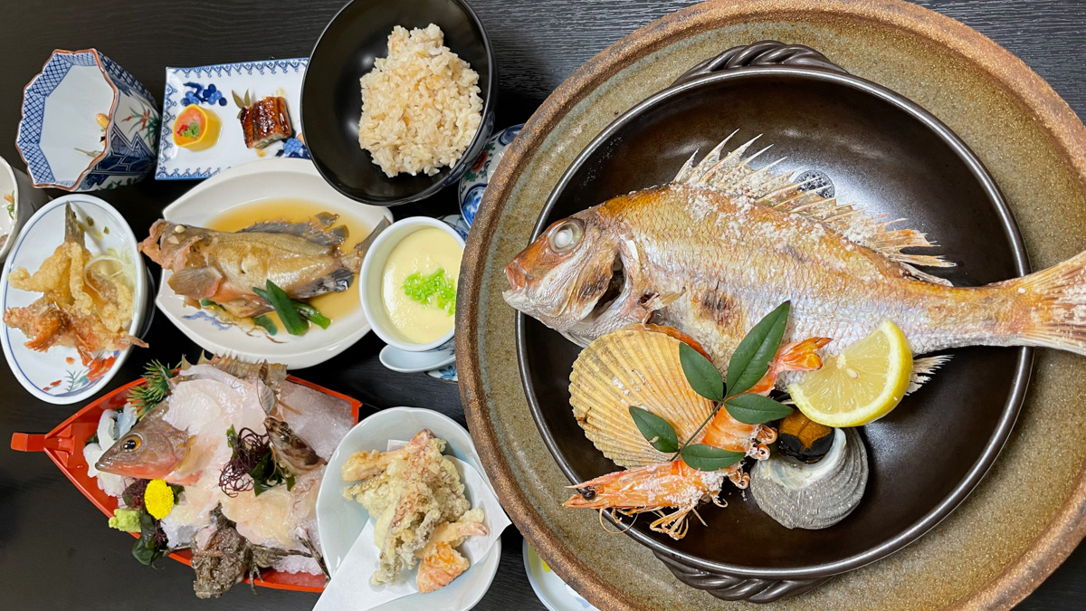 旅館さわきの魚料理の数々。頑張らないと食べきれません