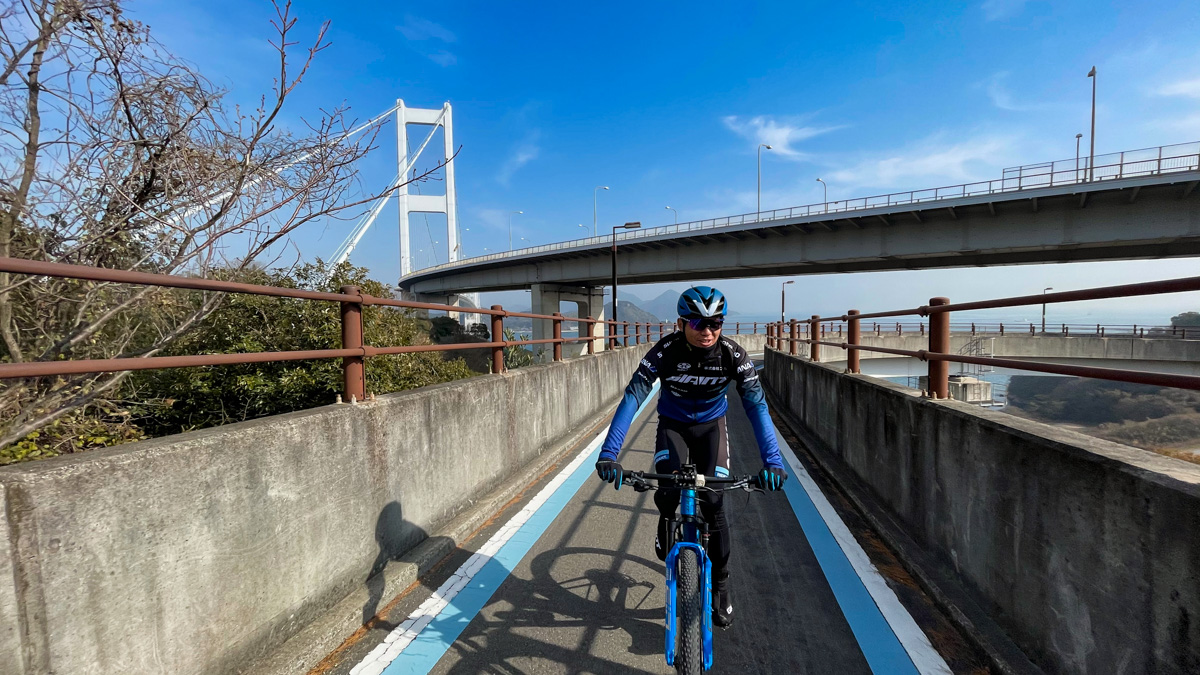 螺旋状の橋を走って来島海峡大橋へとアプローチしていく