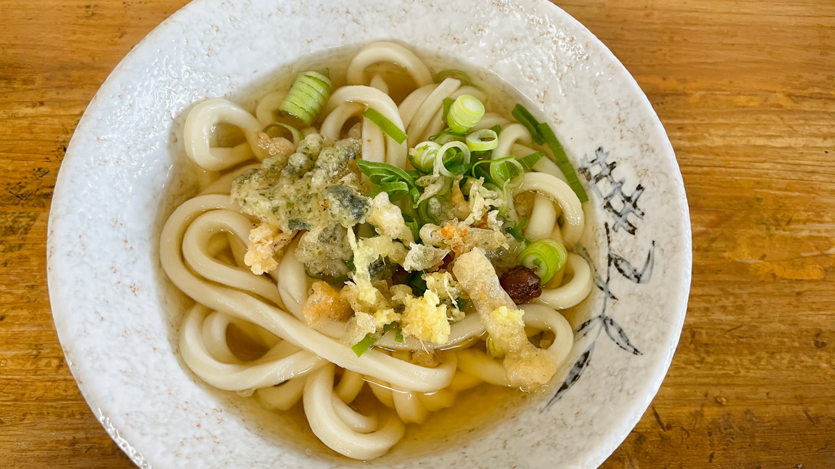 いりこ出汁の淡麗な美味さがたまらないかけうどん。小1玉230円也