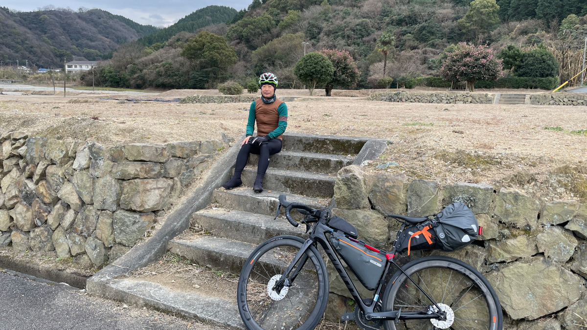 かつて家があった辺りは玄関周りの石垣を残してすっかり野原に