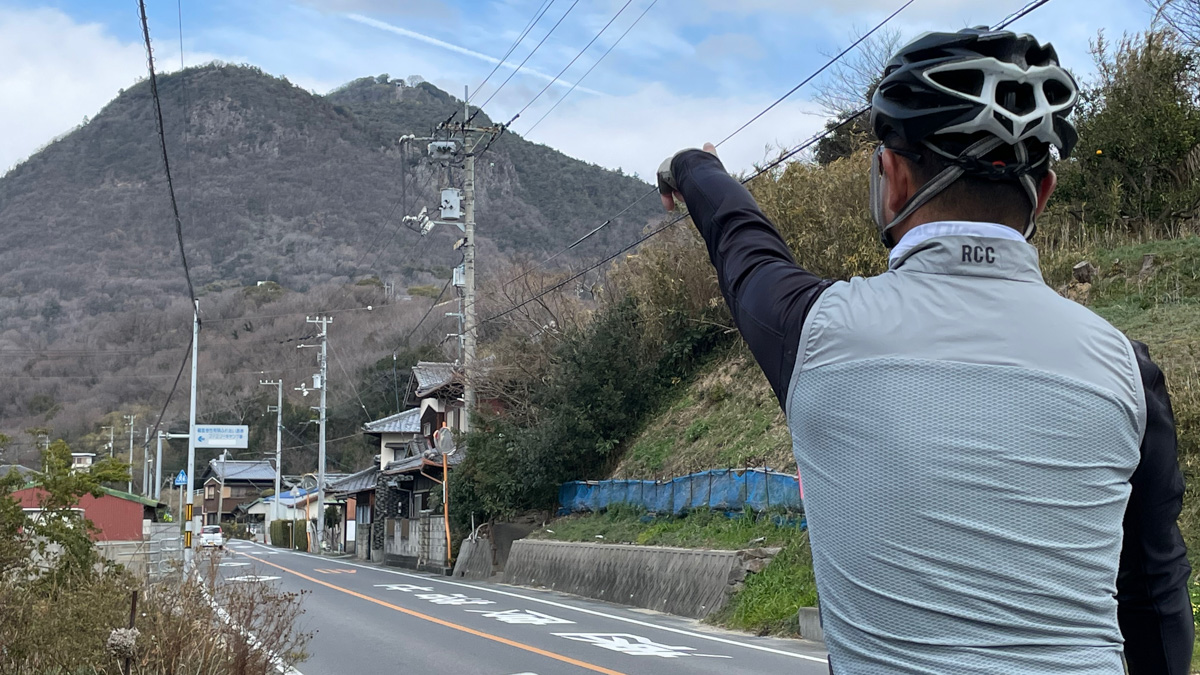 指差す先の山頂に見えるのが「天空の鳥居」だ