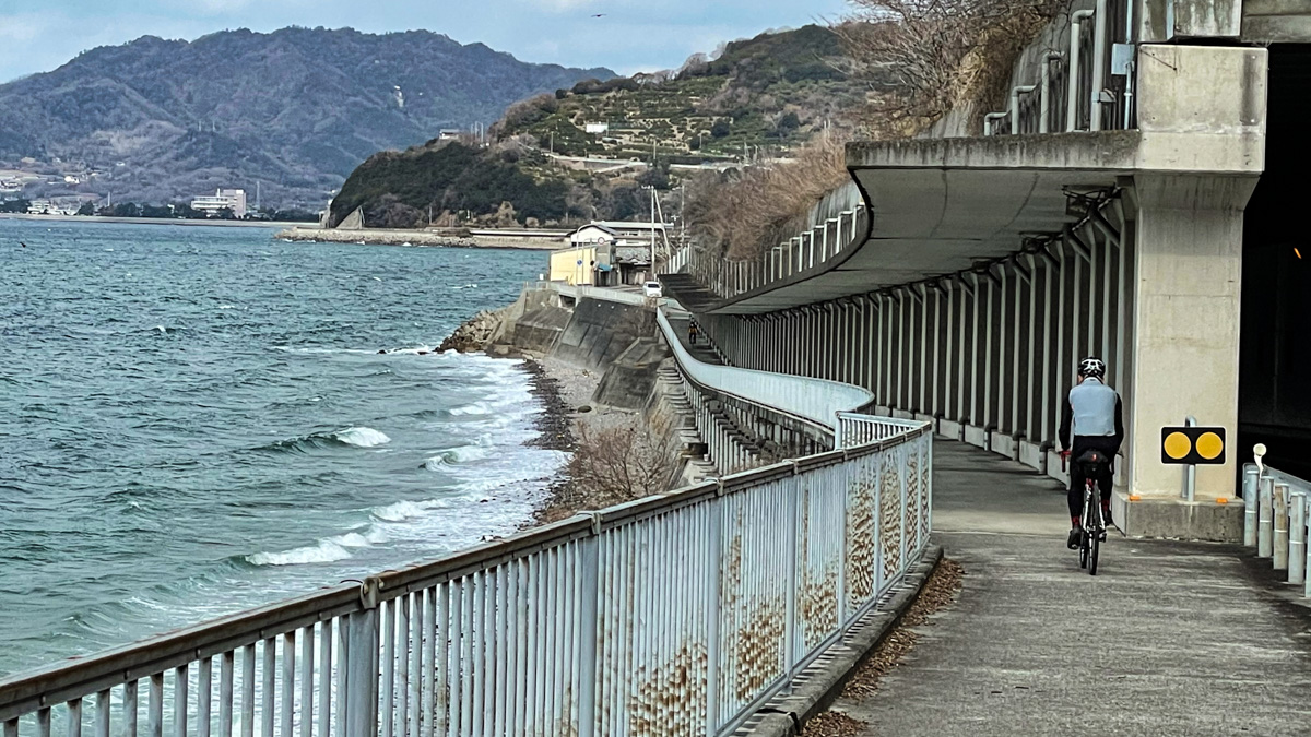 仁尾町への海岸線のアップダウンを走る。風が出てきた