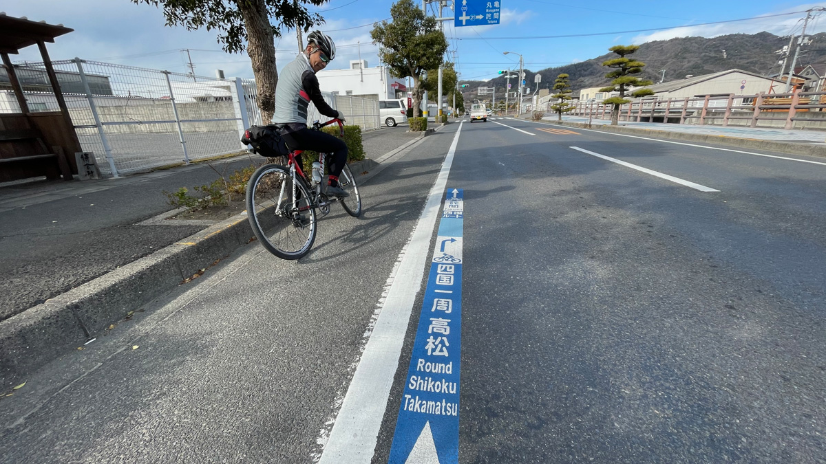 ブルーラインの路面ピクトも高松へ向かうルートと詫間を回るルートに分かれる