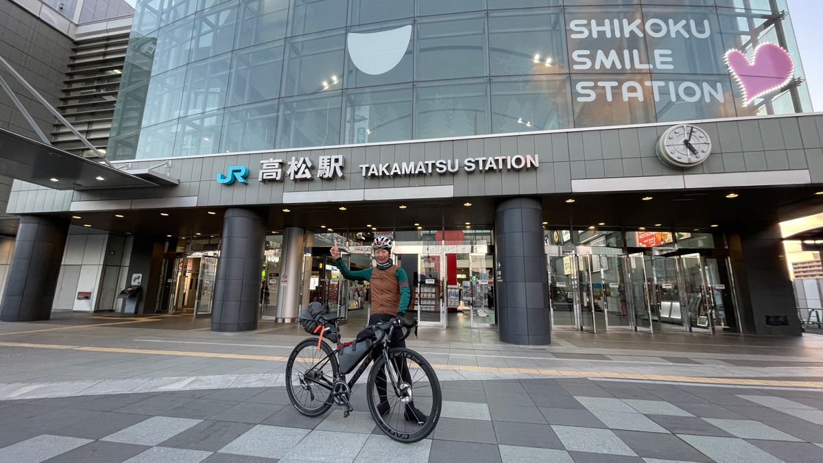 近代的になった高松駅に到着。これからホテル探しだ