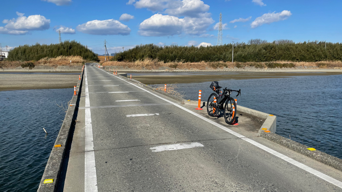 徳島市内へ入る手前にあった沈下橋を渡る