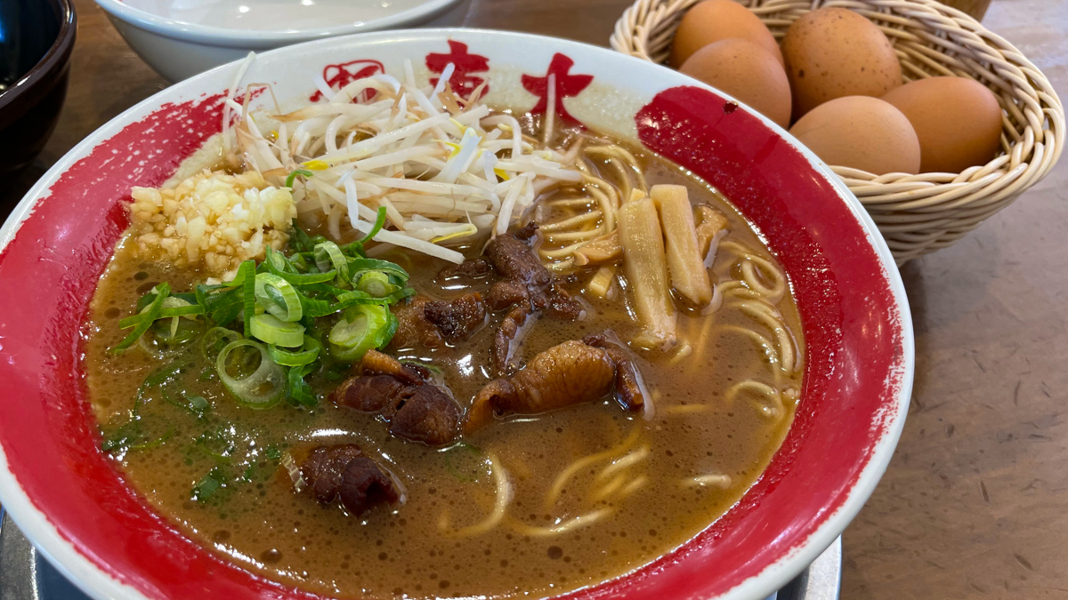 徳島ラーメンは煮込んだ肉と濃い味が特徴のすき焼き風ラーメン