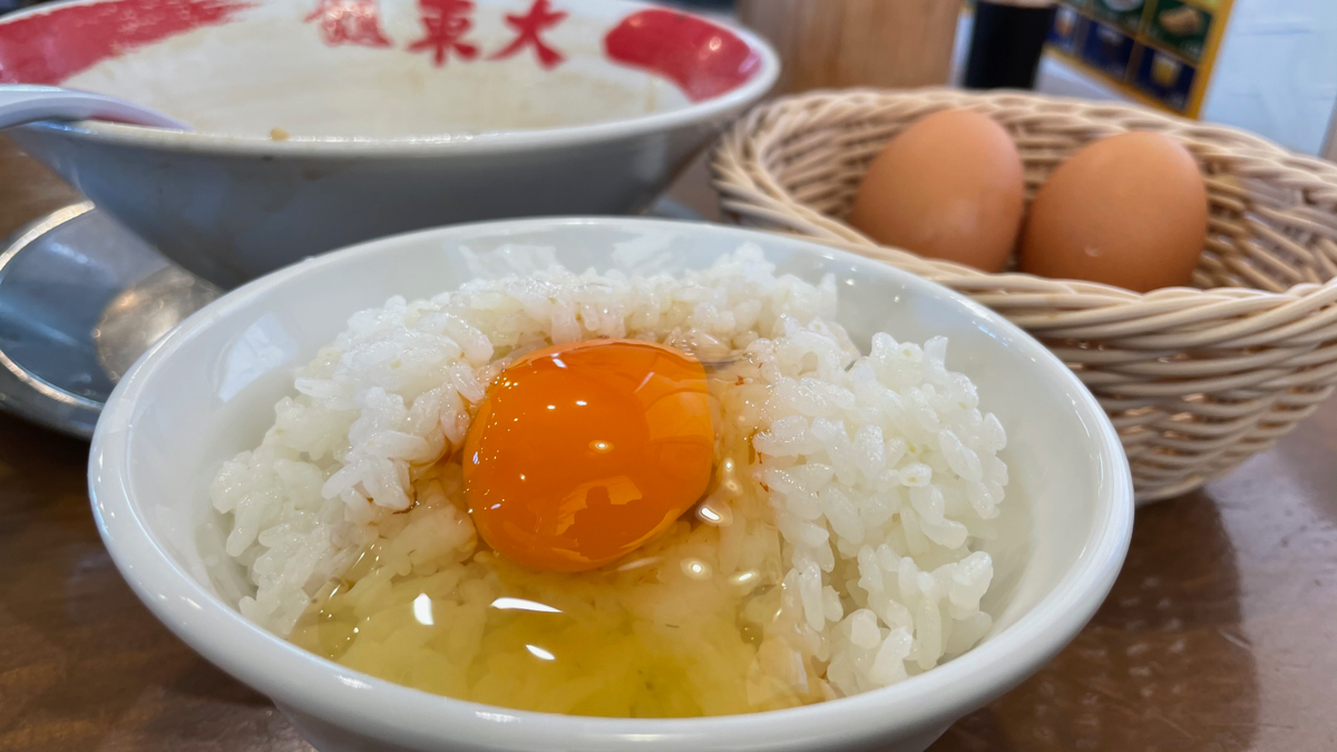 ラーメンスープと一緒に卵かけご飯にしていただく