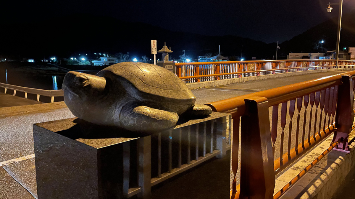 橋の欄干には石のウミガメが鎮座していた