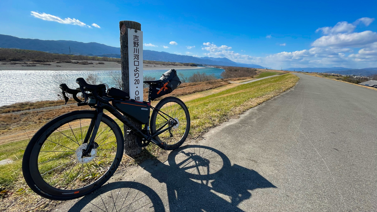 吉野川沿いの河岸道路。サイクリングロード以上の広さだ