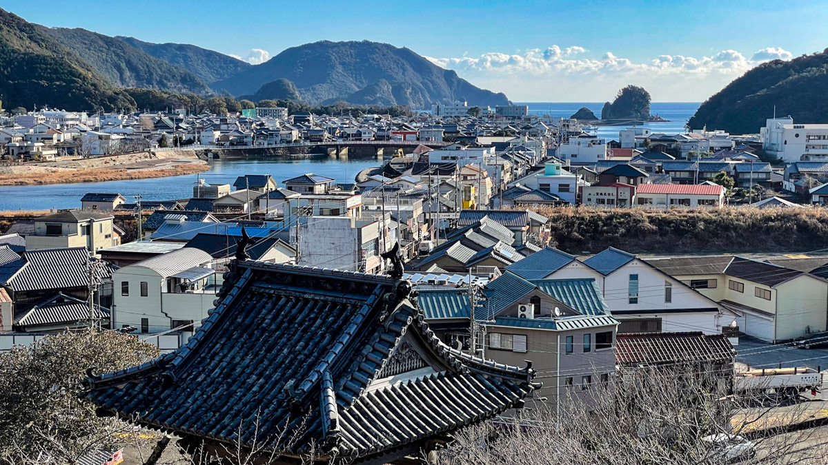 薬王寺から見下ろす美波（旧日和佐）の町並み