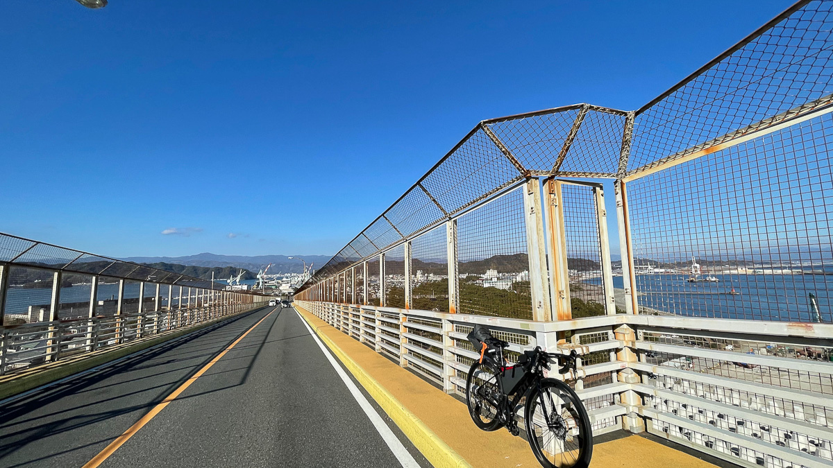 浦戸大橋は勾配がきつくて路肩が無いので自転車はけっこう怖い