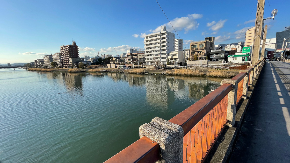 とろとろの川面の鏡川を渡ると高知市街だ