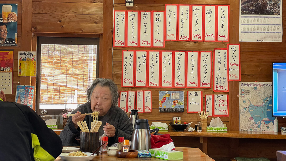 地元の方々で繁盛している食堂だ