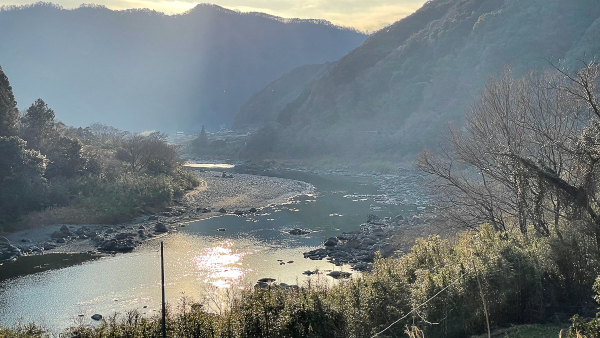 日が傾くなか四万十川を遡って走り続ける