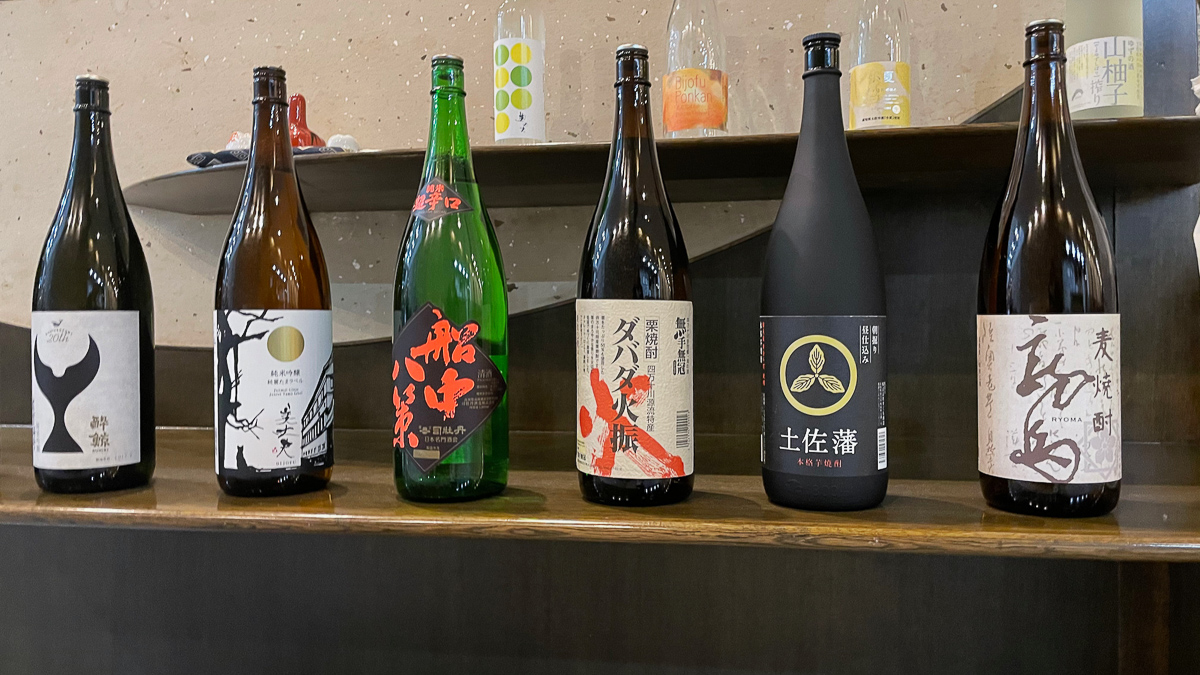 地酒がならぶレストラン。お酒好きにはたまらないだろう