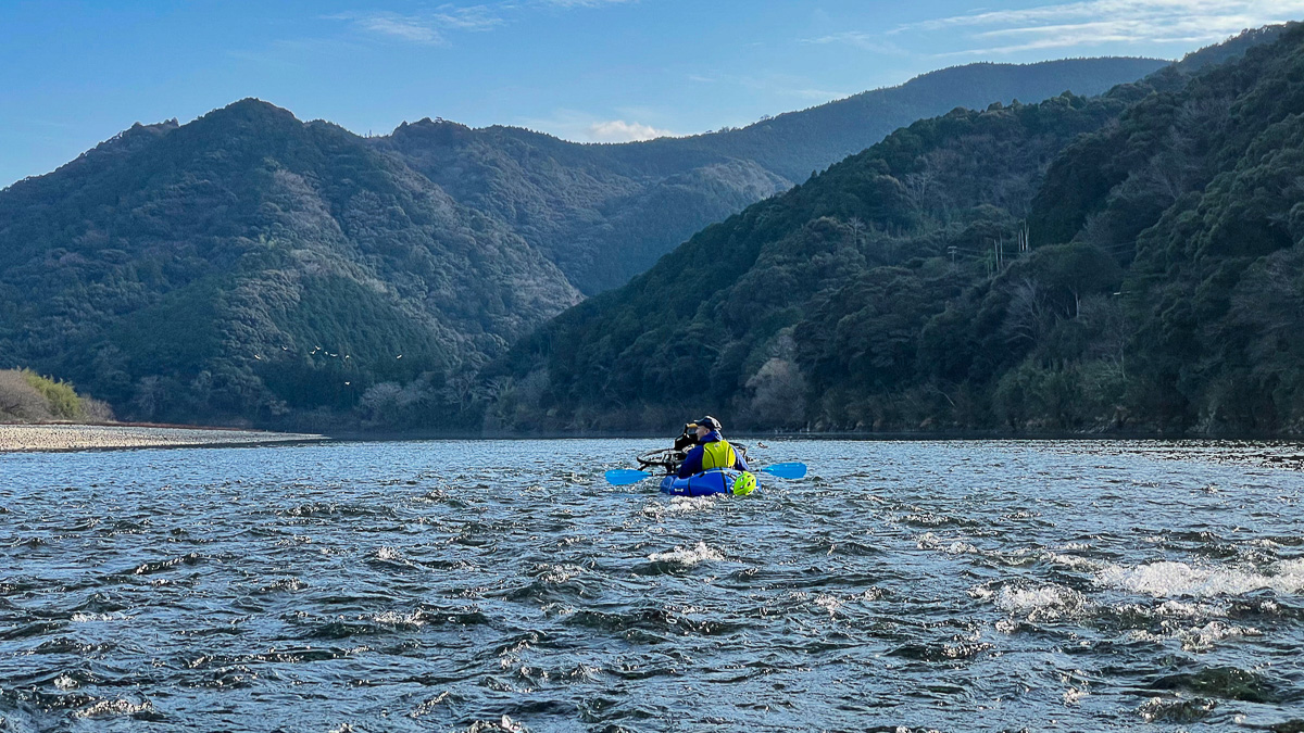 浅すぎる瀬はお尻に石の存在を感じながら下っていく