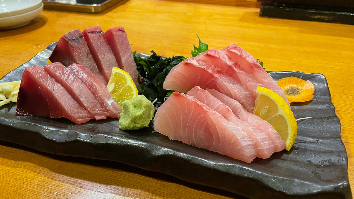 まずは海の刺身から。ネタは新鮮だ