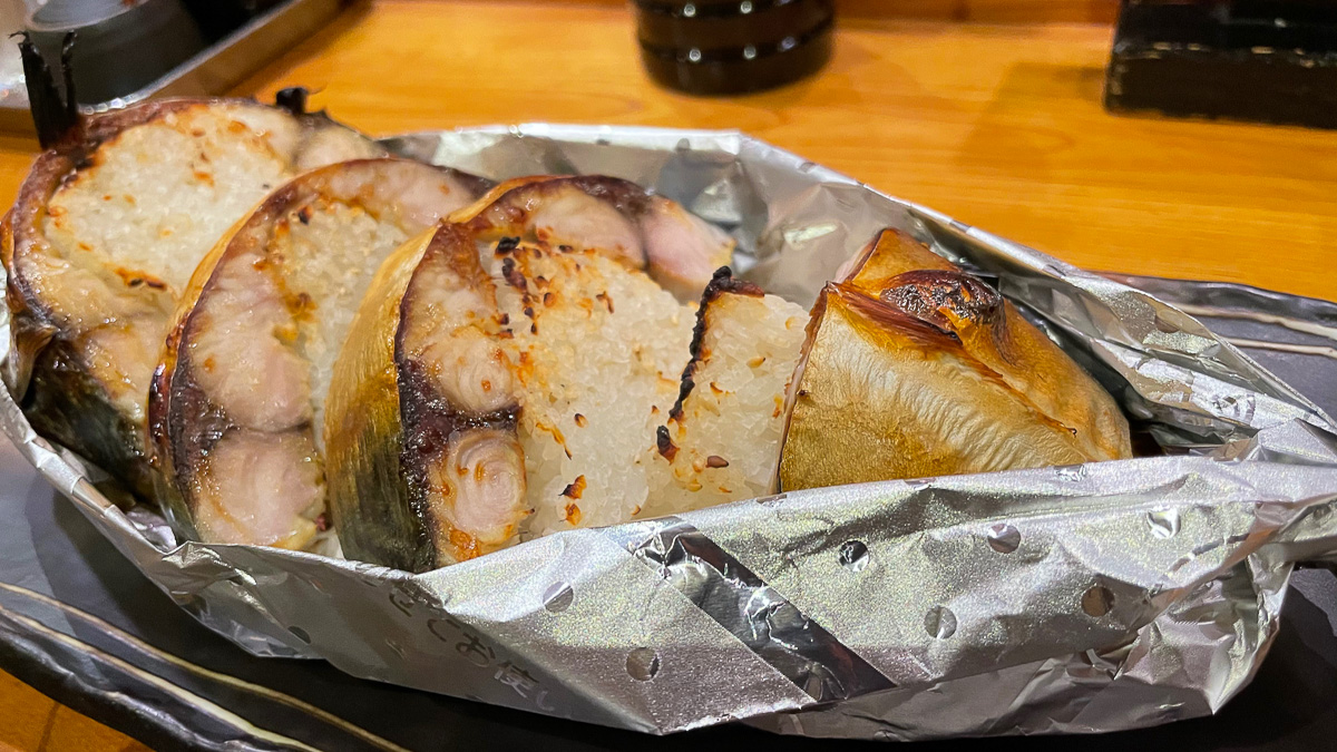 味劇場ちか名物の焼き鯖寿司。ほくほくの食べごたえだ