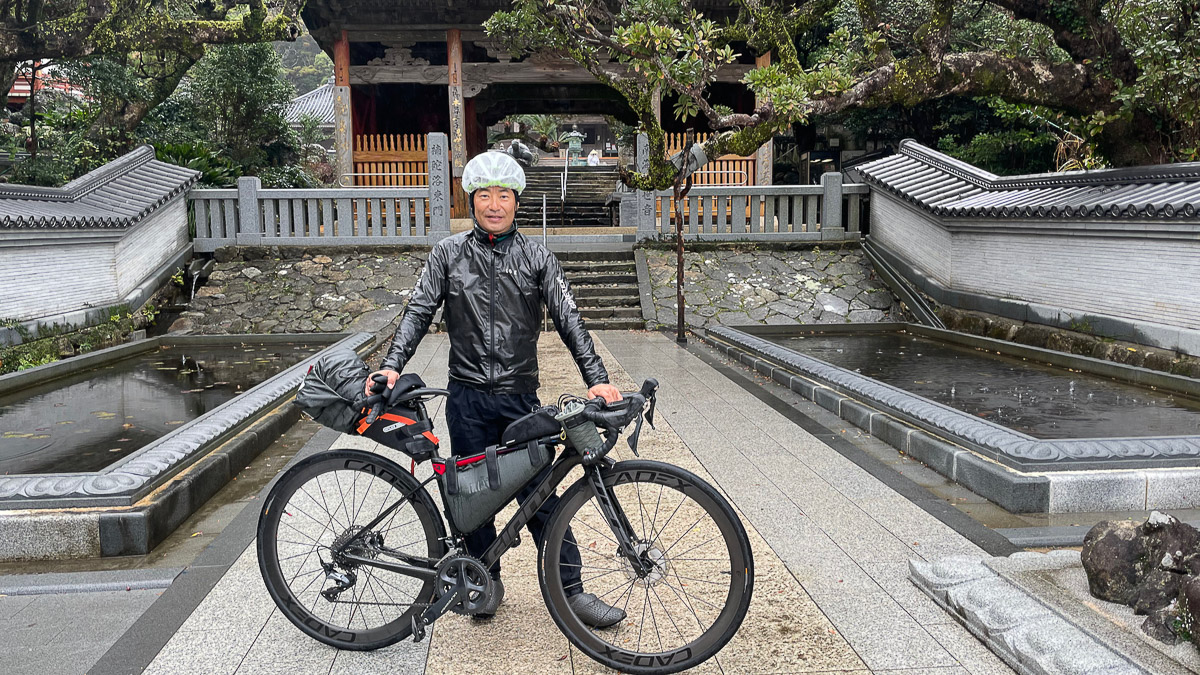 足摺岬突端の金剛福寺で。雨は止まず、レインウェアが脱げない