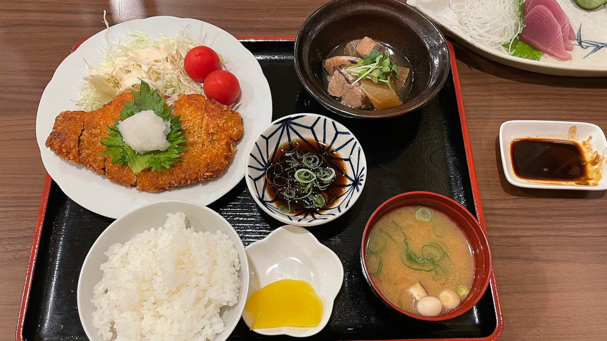 定食が美味しい「りきゅう屋」。雨で冷えた日はとんかつが食べたくなった。