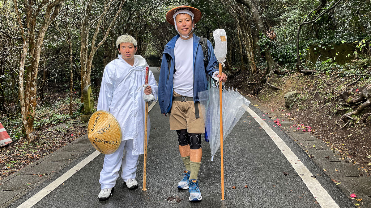 足摺岬近くで出会った2人の歩き遍路。他人だが意気投合して歩いているという