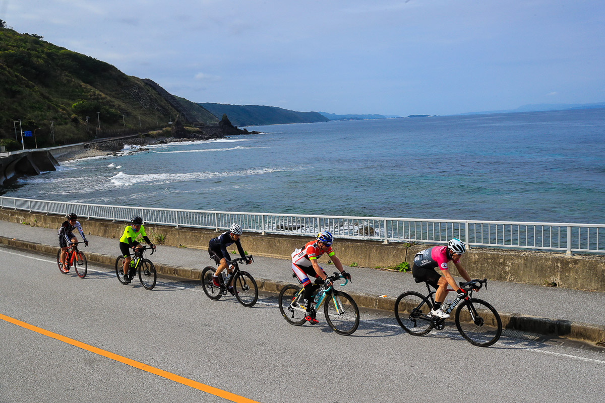 長い海岸線が続く。無風で走りやすかった