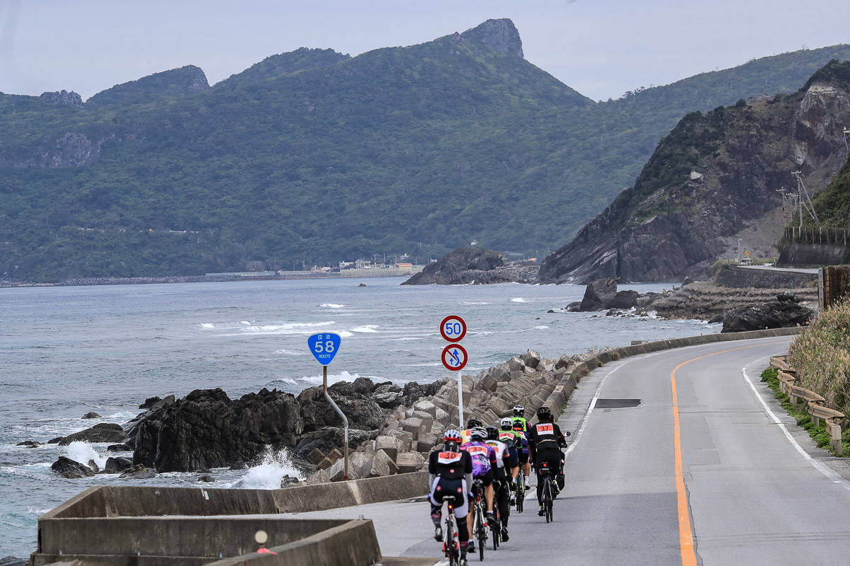 やんばるの海岸線を走っていく