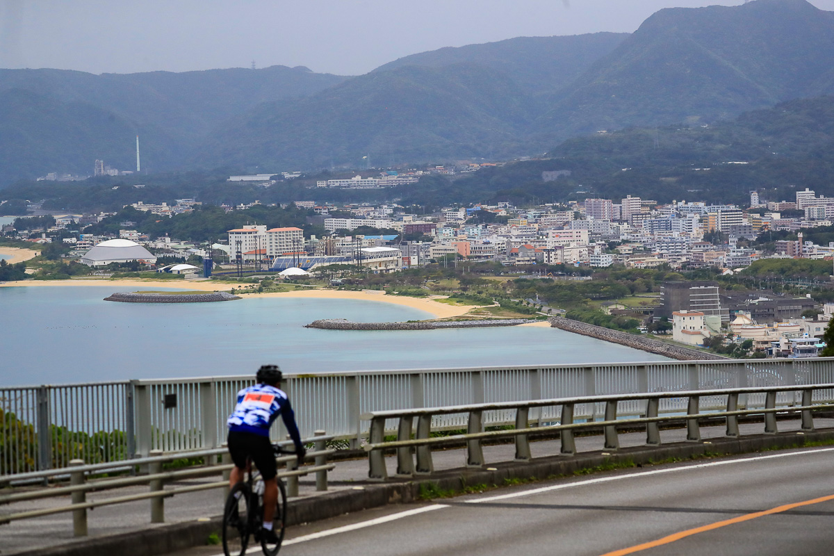 急坂ダウンヒルの先に名護市街が見えてきた