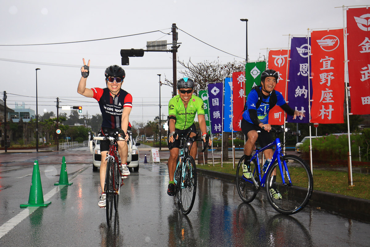 やんばる路を走りきり、雨のなかを名護にフィニッシュする参加者たち