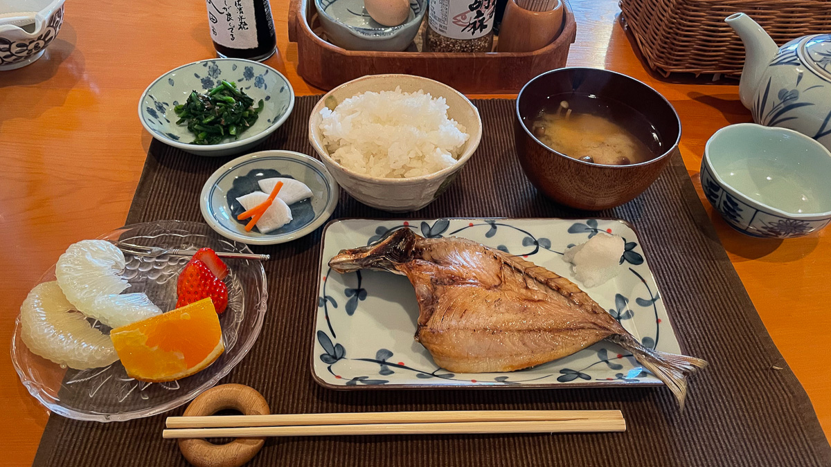 焼き魚にお味噌汁の正しい日本の朝食が嬉しい