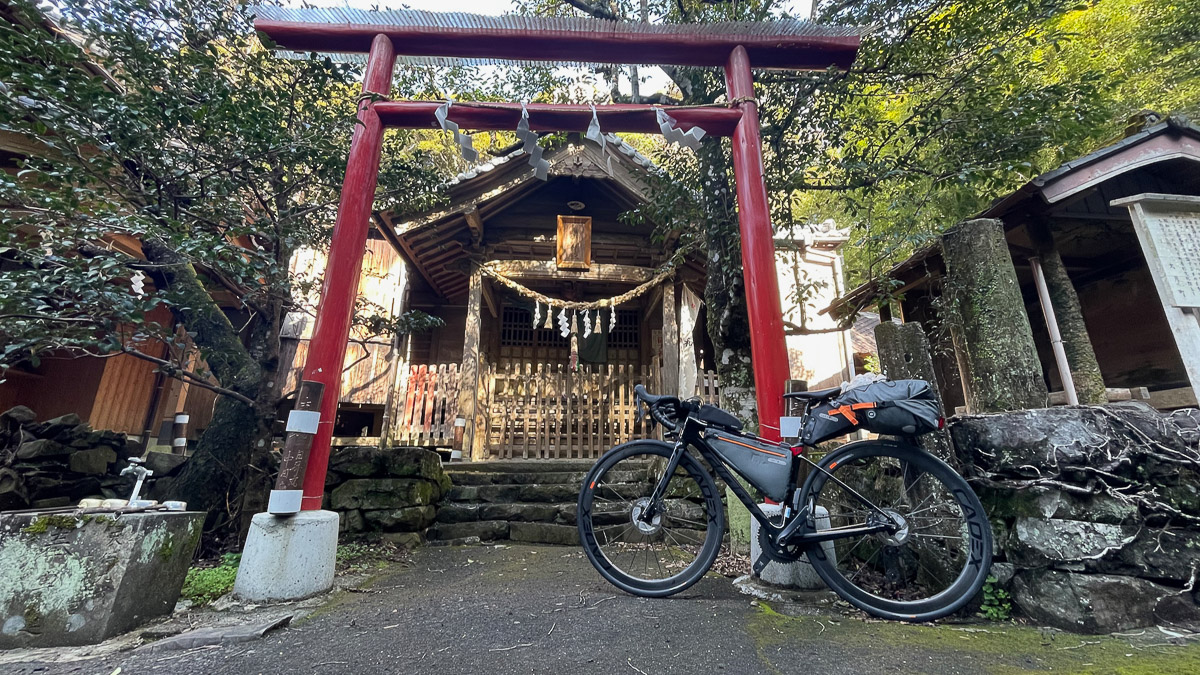 小さな神社が通る人を待つ