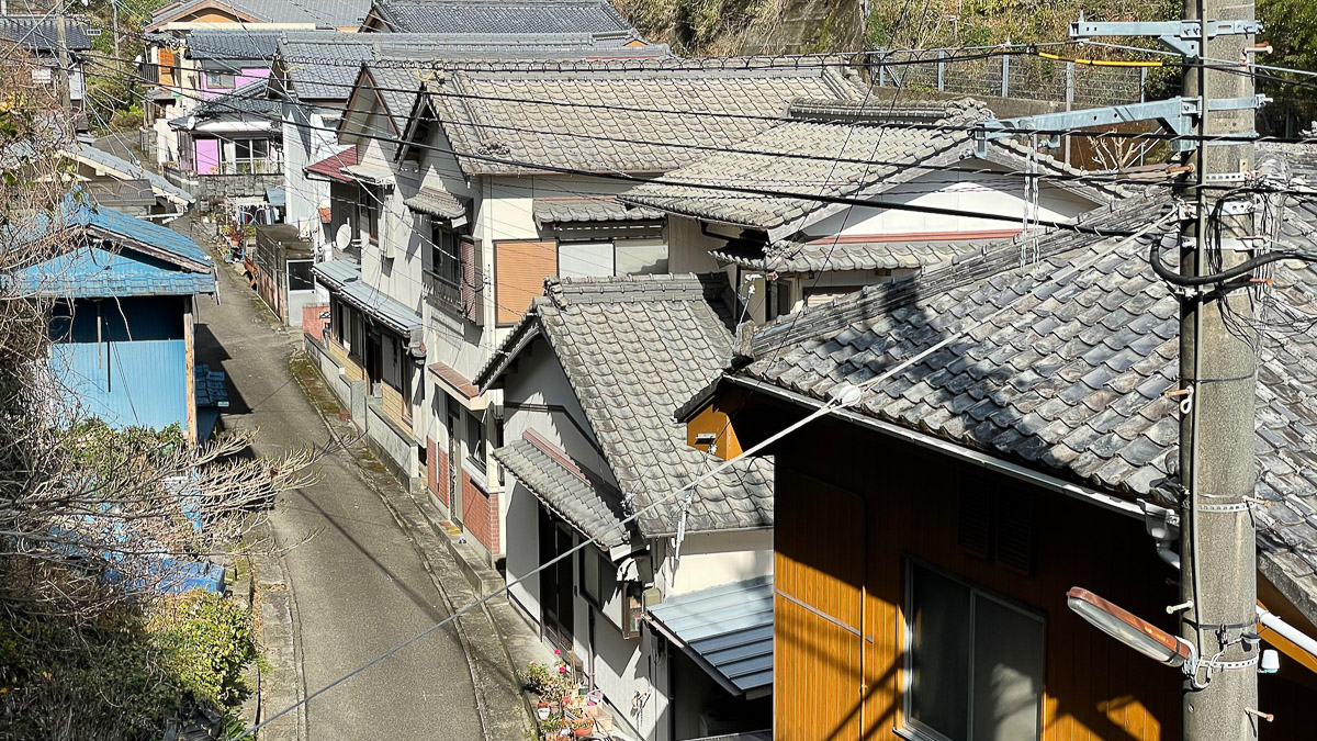 海岸線の奥まった漁港の町