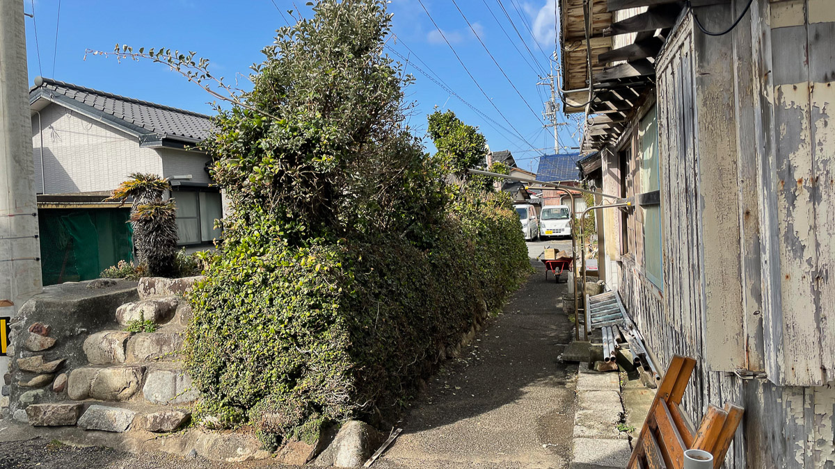 のどかな島の風景。小さな集落を散策する