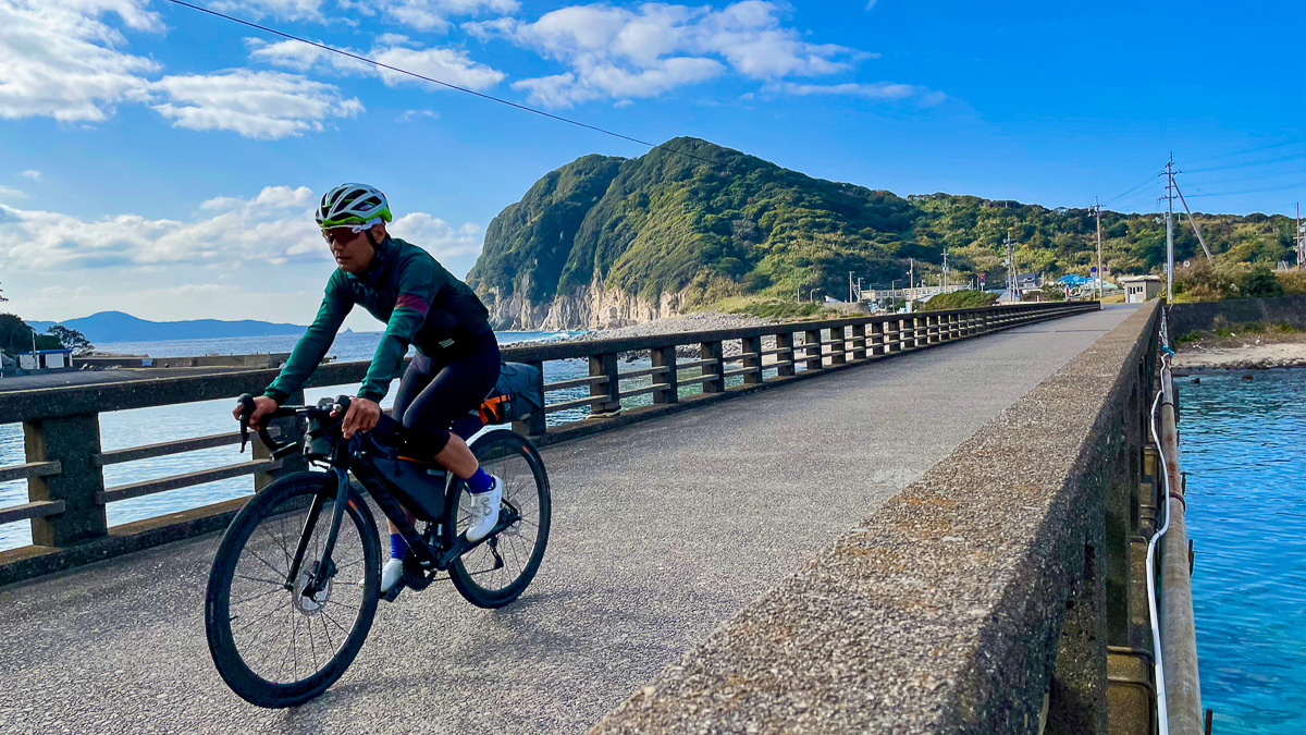 海の青さを感じながら柏島の小さな橋を渡る